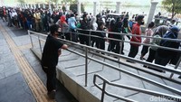 Antrean tampak mengular panjang.