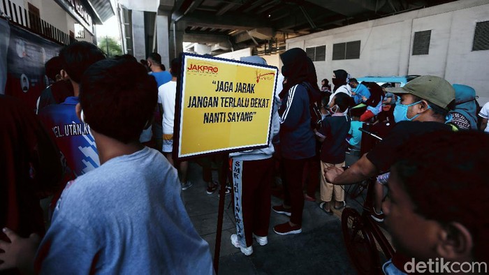 Area Velodrome Rawamangun, Jakarta, ramai diserbu warga yang akan berolahraga. Antrean warga yang akan masuk ke Velodrome mengular panjang, Minggu (26/7).
