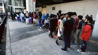 Warga tampak tidak melakukan jaga jarak saat mengantre.