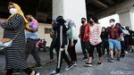 Potret Antrean Warga Mengular Panjang di Velodrome Rawamangun