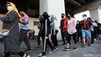 Padahal Pemprov DKI Jakarta kembali memperpanjang pembatasan sosial berskala besar (PSBB) pada masa transisi fase pertama selama dua pekan atau 14 hari, terhitung sejak 17 Juli sampai 30 Juli 2020 mendatang.