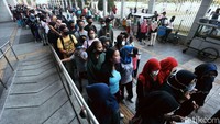 Antrean tampak sampai dua baris.