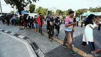 Warga yang hendak berolahraga terlihat rela mengantre saat akan memasuki area Velodrome Rawamangun, Jakarta, Minggu (26/07/2020).