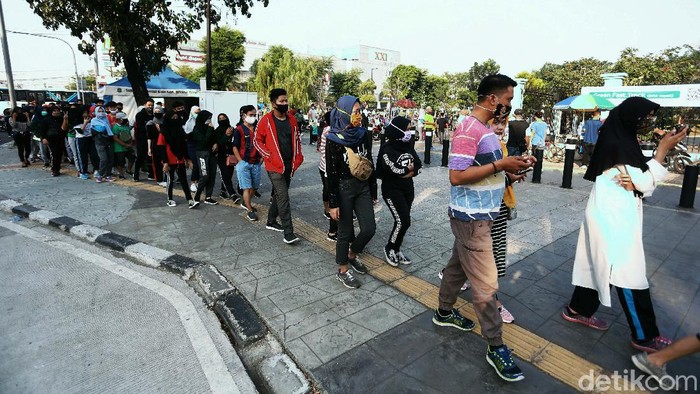 Potret Antrean Warga Mengular Panjang di Velodrome Rawamangun Area Velodrome Rawamangun, Jakarta, ramai diserbu warga yang akan berolahraga. Antrean warga yang akan masuk ke Velodrome mengular panjang, Minggu (26/7).