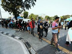 Potret Antrean Warga Mengular Panjang di Velodrome Rawamangun