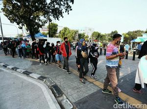 Potret Antrean Warga Mengular Panjang di Velodrome Rawamangun