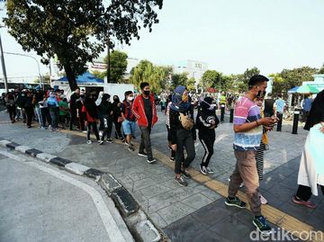 Potret Antrean Warga Mengular Panjang di Velodrome Rawamangun