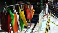 Pasar tradisional Rawamangun menerapkan protokol kesehatan di masa pandemi CUVID-19 ini.