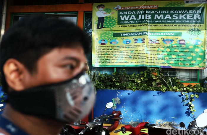 Pasar tradisional Rawamangun, Jakarta, terlihat menerapkan protokol kesehatan. Hal ini dalam upaya pencegahan penularan Covid-19 (Corona).