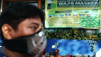 Pengunjung juga diwajibkan memakai masker.