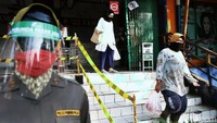 Warga tampak beraktivitas di pasar tradisonal Rawamangun, Jakarta timur, Minggu (26/07/2020), di masa Pembatasan Sosial Berskala Besar (PSBB) Transisi.