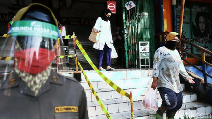 Potret Penerapan Protokol Kesehatan di Pasar Rawamangun Pasar tradisional Rawamangun, Jakarta, terlihat menerapkan protokol kesehatan. Hal ini dalam upaya pencegahan penularan Covid-19 (Corona).