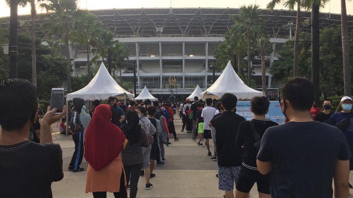 Antrean masuk ring road Stadion Utama GBK, Senayan, Jakarta Pusat, Minggu (26/7/2020) pagi.