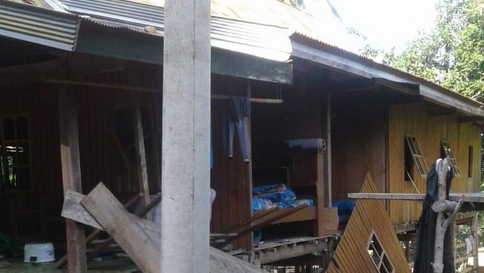 Rumah pelaku pembunuhan kakak-adik dirusak