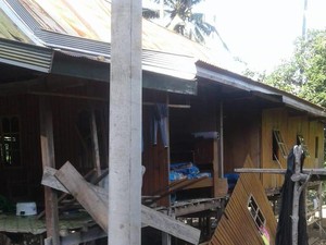 Rumah Tersangka Kasus Pembunuhan Kakak-Adik di Kolaka Dirusak