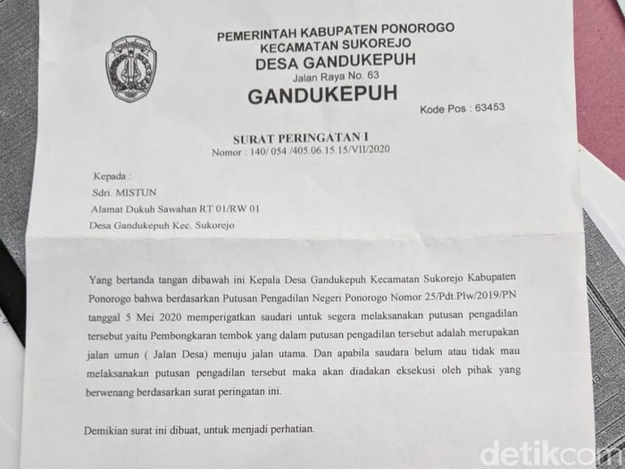 rumah tertutup tembok