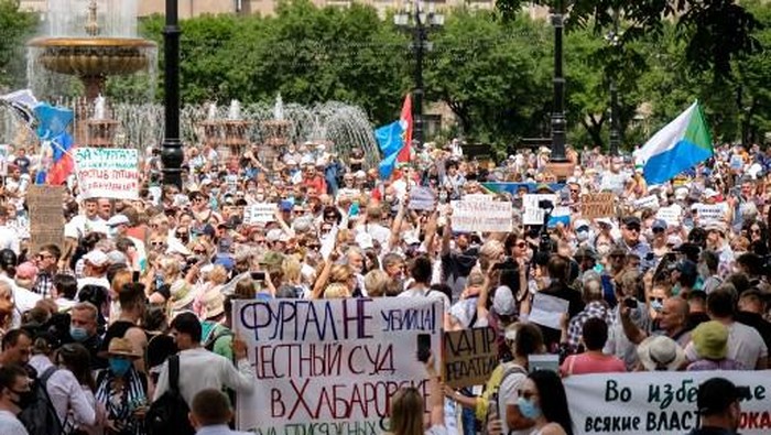 People hold banners and signs during an unauthorised rally in support of Sergei Furgal, the governor of the Khabarovsk region who was arrested, in the Russian far eastern city of Khabarovsk on July 25, 2020. - Huge anti-government demonstrations erupted in Russias Far East on July 25 over the arrest of a popular governor who was replaced this week by a Kremlin appointee who never lived in the fraught region. Residents of Khabarovsk near the border with China have taken to the streets en masse since the head of their region Sergei Furgal was arrested by federal law enforcement and flown to Moscow on murder charges earlier this month. (Photo by Aleksandr Yanyshev / AFP)