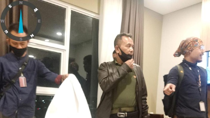 Satpol PP DKI datangi hotel tempat mesum dengan gorden terbuka di Kembangan Jakarta Barat.