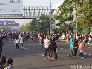 Warga Masih Berkerumun di CFD Flyover Summarecon Bekasi