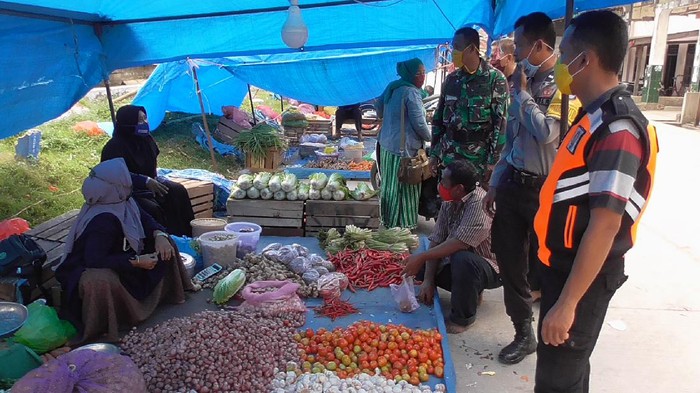 Tim Satgas Sisir Pasar di Polman