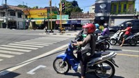 Marka garis ala start balap MotoGP ini diterapkan agar pengendara menerapkan physical distancing atau jaga jarak saat di jalan raya. Foto: Pradito Rida Pertana/detikcom