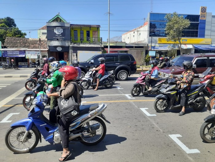 Titik start balap motor MotoGP, di lampu lalu lintas, Jalan Jenderal Sudirman, Bantul.