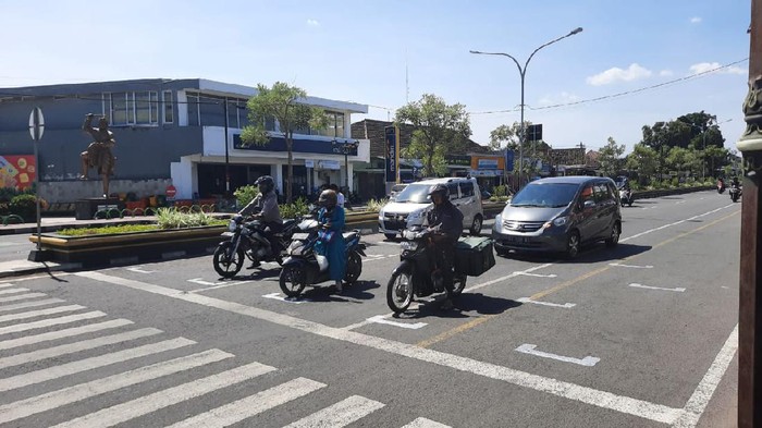 Titik start balap motor MotoGP, di lampu lalu lintas, Jalan Jenderal Sudirman, Bantul.