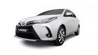 Grille juga mengalir ke spoiker depan yang menonjol berkelir hitam dengan bagian tengah sewarna dengan body. Toyota melengkapi sedan ini dengan lampu LED dan lampu DRL berbentuk L. Lampu itu dipasang pada tipe tertinggi. Tipe itu juga dilengkapi lampu kabut LED dengan rumah foglamp vertikal berkelir hitam. Foto: Toyota Filipina