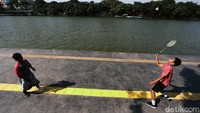 Warga tampak berolahraga di Waduk Sunter Selatan.