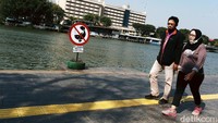 Warga juga dilarang memancing di waduk ini.