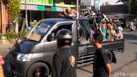 Warga langsung mendatangi Instalasi Gawat Darurat (IGD) di mana jenazah berada. Warga langsung mengambil jenazah yang baru meninggal dan membawanya keluar rumah sakit. Jenazah lalu dinaikkan ke mobil pikap yang sudah menunggu di depan.