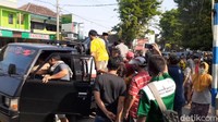 Petugas keamanan dari TNI-Polri yang berjaga di lokasi tidak bisa berbuat banyak.