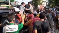 Ratusan warga Desa Kedawang, Kecamatan Nguling, Kabupaten Pasuruan mengambil paksa jenazah probable COVID-19 dari RSUD dr R Soedarsono Kota Pasuruan. Jenazah lalu dibawa pulang dengan mobil pikap.