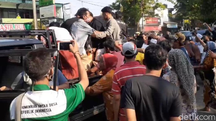 Ratusan warga Desa Kedawang, Kecamatan Nguling, Kabupaten Pasuruan mengambil paksa jenazah probable COVID-19 dari RSUD dr R Soedarsono Kota Pasuruan. Begini potretnya.