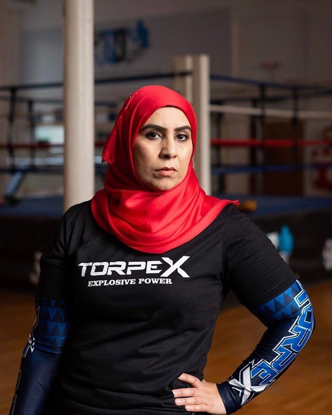 Zahra awalnya mulai mencoba olahraga tinju setelah dirinya didiagnosis mengalami depresi pasca melahirkan. Tapi lama-kelamaan dirinya malah merasa kecanduan olahraga. Saat ini Zahra dipercaya untuk menjalankan kelas khusus untuk membantu para korban kekerasan dalam rumah tangga. Foto: Instagram @coachzahra_