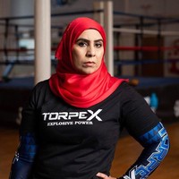 Zahra awalnya mulai mencoba olahraga tinju setelah dirinya didiagnosis mengalami depresi pasca melahirkan. Tapi lama-kelamaan dirinya malah merasa kecanduan olahraga. Saat ini Zahra dipercaya untuk menjalankan kelas khusus untuk membantu para korban kekerasan dalam rumah tangga. Foto: Instagram @coachzahra_