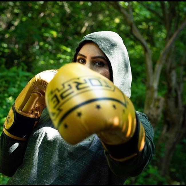 Wanita berusia 40 tahun itu mengaku karena dia tidak ingin melepaskan hijabnya saat berolahraga, tak jarang orang kemudian memberikan komentar negatif kepadanya. Tapi berkat banyaknya komentar positif yang juga datang padanya, itu membantu Zahra untuk mengabaikan komentar kebencian yang ditujukan kepada dirinya. Foto: Instagram @coachzahra_