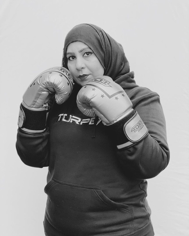 Zahra Butt yang berasal dari Aspley, Nottinghamshire, adalah seorang pelatih tinju berhijab pertama di Amerika. Dengan penampilan berhijabnya, ibu dari 3 orang anak itu mengaku sering mendapatkan diskriminasi. Foto: Instagram @coachzahra_