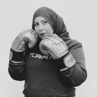 Zahra Butt yang berasal dari Aspley, Nottinghamshire, adalah seorang pelatih tinju berhijab pertama di Amerika. Dengan penampilan berhijabnya, ibu dari 3 orang anak itu mengaku sering mendapatkan diskriminasi. Foto: Instagram @coachzahra_