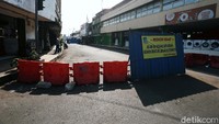 Jalan KH Agus Salim, Kota Bekasi, yang membelah lintasan sebidang rel kereta api, ditutup sementara, Senin (27/7).