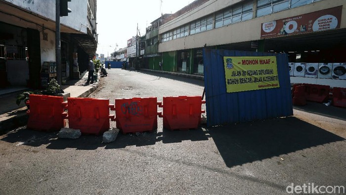 Ada Perbaikan, Jalan KH Agus Salim Bekasi Ditutup Dua Pekan Jalan KH Agus Salim, Kota Bekasi, yang membelah lintasan sebidang rel kereta api, ditutup sementara. Penutupan dilakukan karena adanya perbaikan jalan.