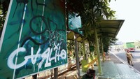 Fisik dari halte terlihat banyak coretan dan kumuh.