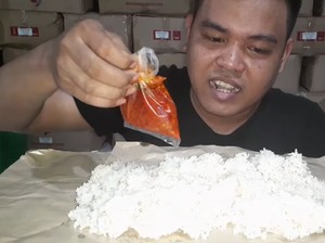 Kisah Kuli Bangunan Mukbang Makanan Sederhana, Nasi Plus Sambal