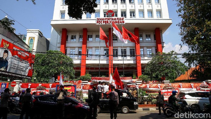 Aksi Tabur Bunga  Warnai  Peringatan Kudatuli di Kantor PDIP