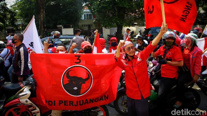 Kantor DPP PDIP ramai didatangi massa yang gelar aksi peringatan Kerusuhan Dua Puluh Tujuh Juli (Kudatuli). Aksi tabur bunga warnai peringatan tersebut.