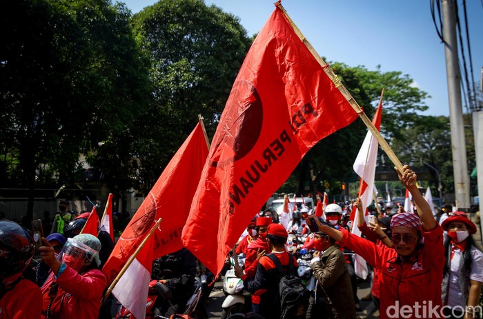 Kantor DPP PDIP ramai didatangi massa yang gelar aksi peringatan Kerusuhan Dua Puluh Tujuh Juli (Kudatuli). Aksi tabur bunga warnai peringatan tersebut.