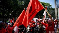 Massa tampak mengibarkan bendera PDIP saat ikut serta dalam aksi memperingati 24 tahun peristiwa Kudatuli.