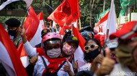 Selain bendera PDIP, bendera Merah Putih juga turut dibawa oleh massa. Sejumlah warga yang turut serta dalam aksi tersebut pun tampak mengenakan masker. 
