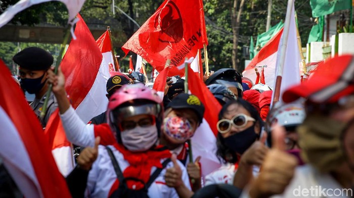 Aksi Tabur Bunga  Warnai  Peringatan Kudatuli di Kantor PDIP