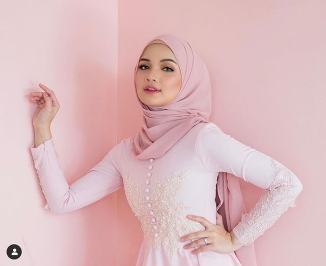 Setelah dilabrak Penny Salman yang merupakan istri sah dari pria yang jadi tunangannya, Alya Iman akhirnya buka suara. Alya mengakui dirinya telah membuat kekhilafan bertunangan dengan pria yang berstatus suami orang. Dilabrak di Instagram dan dituduh sebagai pelakor, Alya pun mengembalikan seserahan dari tunangannya itu. Foto: Instagram @alyimn